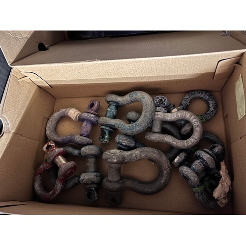 84 - SMALL BOX OF TOW BAR CLAMPS