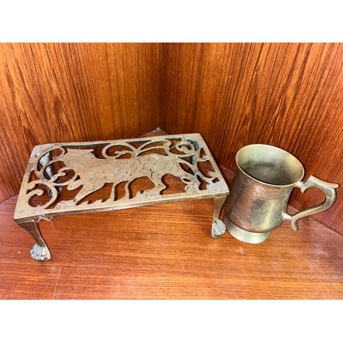 147 - BRASS TRIVET & A BRASS TANKARD