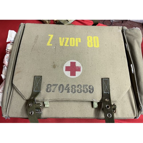 220 - VINTAGE CANVAS CZECHOSLOVAKIAN ARMY FIELD MEDICS 'Z VZOR 80' FIRST AID KIT (COMPLETE)