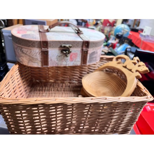 54 - WICKER BASKET, STORAGE CASE & EXPANDING WOODEN LIZARD TRIM 'BASKET'