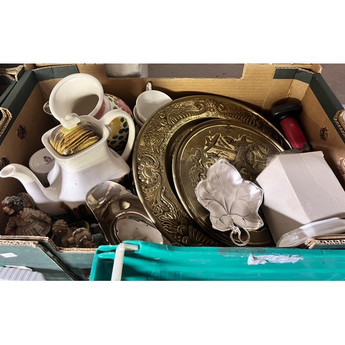 60 - BOX OF MIXED ITEMS INCL BRASS CHARGERS