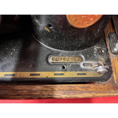 142 - 1940'S CASED SINGER SEWING MACHINE(ED967715)