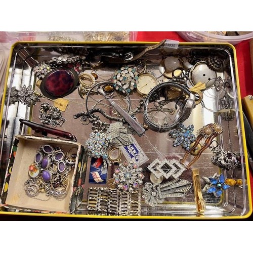 212 - TIN OF VINTAGE COSTUME JEWELLERY & WATCH