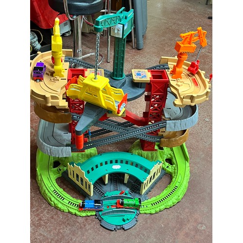 24 - THOMAS & FRIENDS TRAINS & CRANES SUPER TOWER WITH 3 ENGINES (GXHO9)