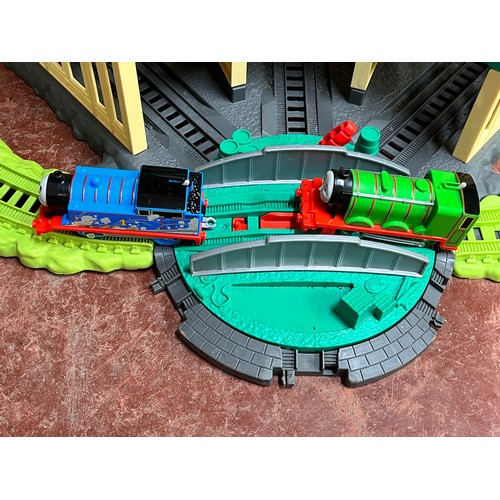 24 - THOMAS & FRIENDS TRAINS & CRANES SUPER TOWER WITH 3 ENGINES (GXHO9)