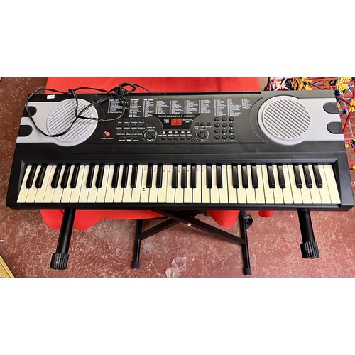 270 - ELECTRIC KEYBOARD WITH STAND