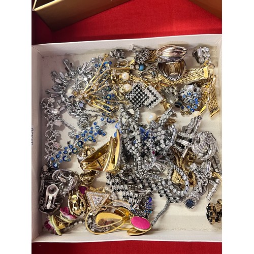 197 - TRAY OF VINTAGE & COSTUME PAIRS OF EARRINGS & NECKLACES