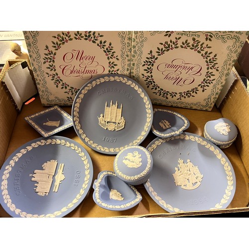 113 - BOX OF WEDGWOOD JASPER WARE & 2 BOXED ROYAL DOULTON CHRISTMAS PLATES