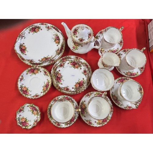 114 - 24 PIECES OF ROYAL ALBERT OLD COUNTRY ROSES TABLE WARE