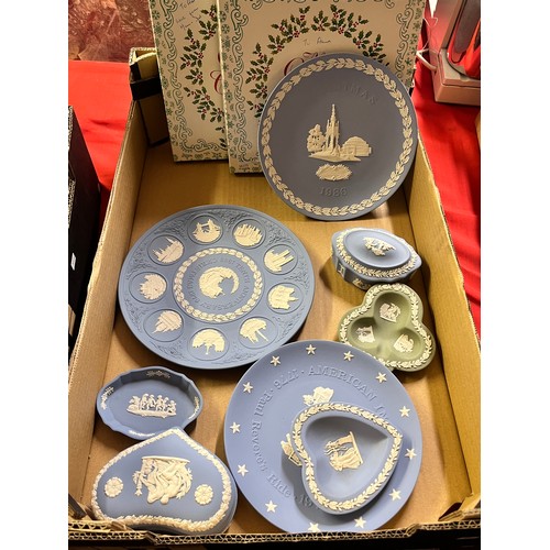 174 - BOX OF WEDGWOOD JASPER WARE & 2 BOXED ROYAL DOULTON CHRISTMAS PLATES