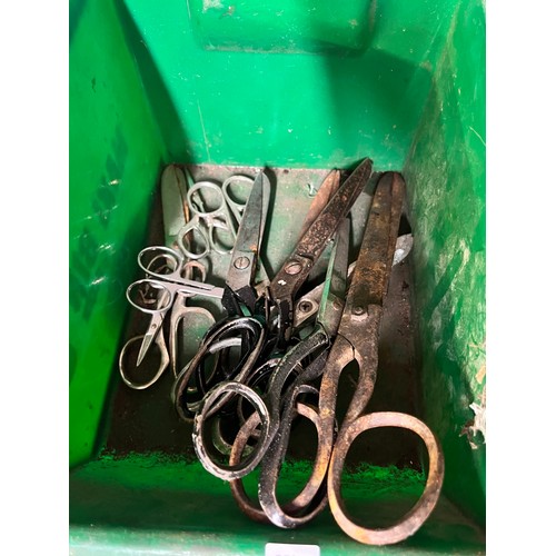 35 - TUB OF SCISSORS