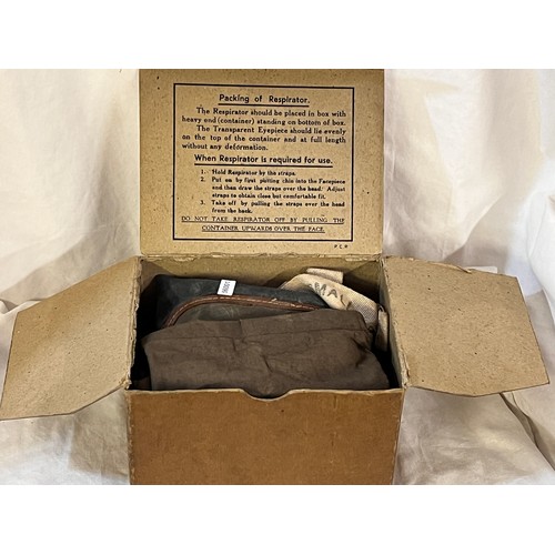 172 - WW2 CIVILIAN GAS MASK IN ORIGINAL BOX