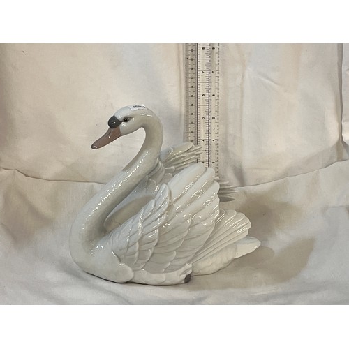 181 - LARGE LLADRO SWAN FIGURE