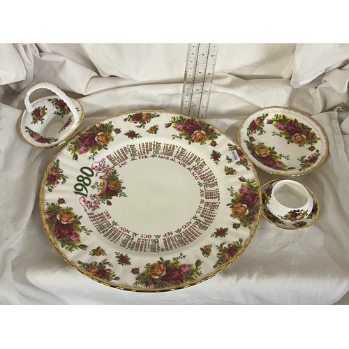 102 - 5 PIECES OF ROYAL ALBERT ORNAMENTAL 'OLD COUNTRY ROSES INCL 1980 CALENDAR PLATE