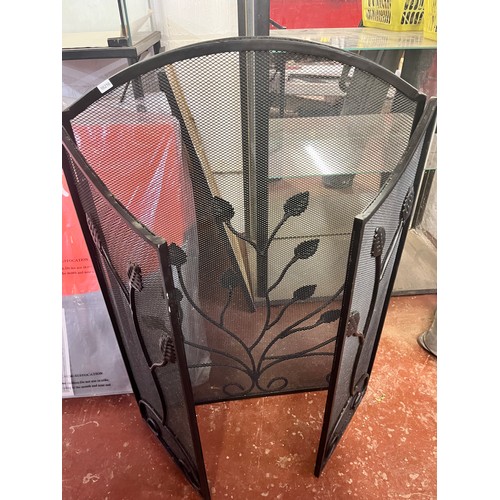 17 - BLACK METAL TRI-FOLD FIRE GUARD