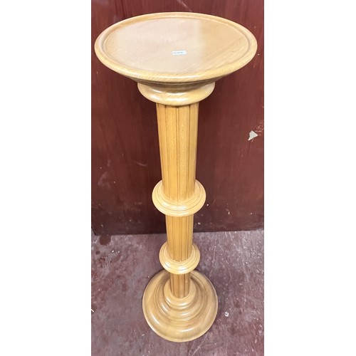 24 - LIGHT WOOD PLANT STAND