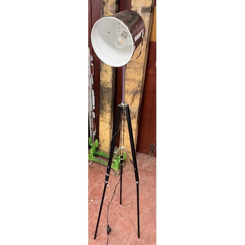 38 - TRIPOD SPOT LIGHT FLOOR LAMP(A/F)