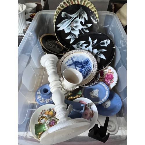 116 - BOX OF POTTERY ITEMS INCL WEDGWOOD