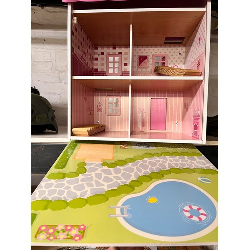 35 - DOLLS HOUSE