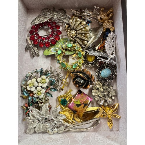 264 - BOX OF 30+ VINTAGE & COSTUME BROOCHES