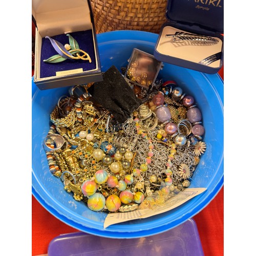 267 - TUB OF COSTUME & VINTAGE ASSORTED JEWELLERY