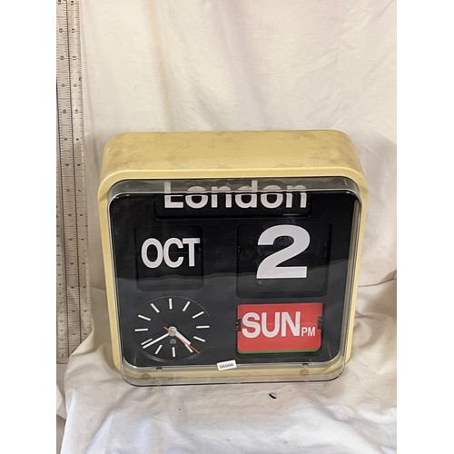 280 - VINTAGE QUARTZ BATTERY OPERATED AUTO CALENDAR CLOCK (GWO)