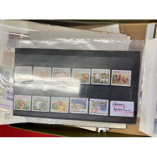 185 - COLLECTION OF WORLD WIDE STAMPS