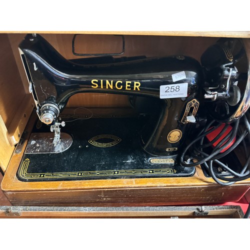 258 - VINTAGE CASED SINGER '99K' SEWING MACHINE (EK595727) GWO