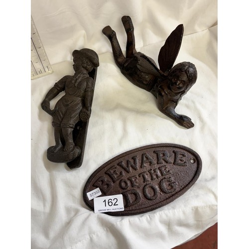 162 - CAST IRON DOOR KNOCKER, DOORSTOP & NAME PLATE