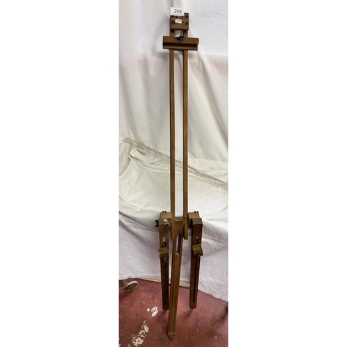 209 - VINTAGE ARTIST'S EASEL