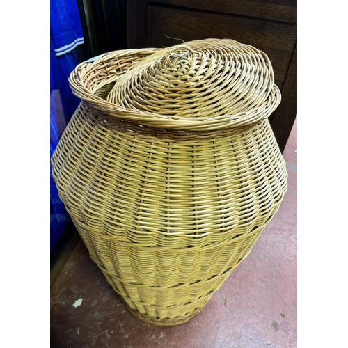 24 - WICKER ALIBABA STYLE LIDDED LINEN BASKET