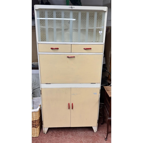 30 - RETRO KITCHENETTE