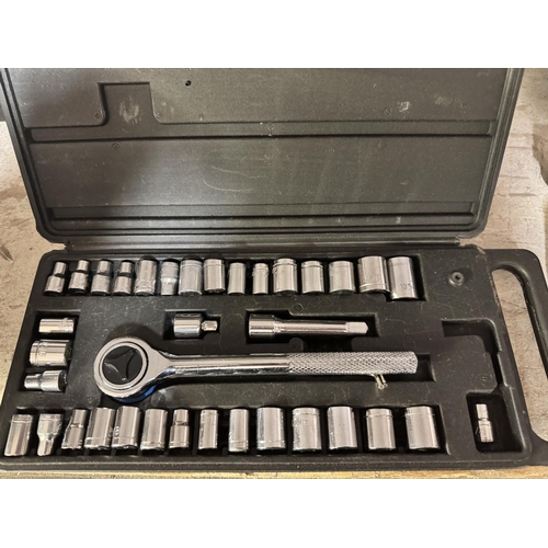 60 - CASED SOCKET SET