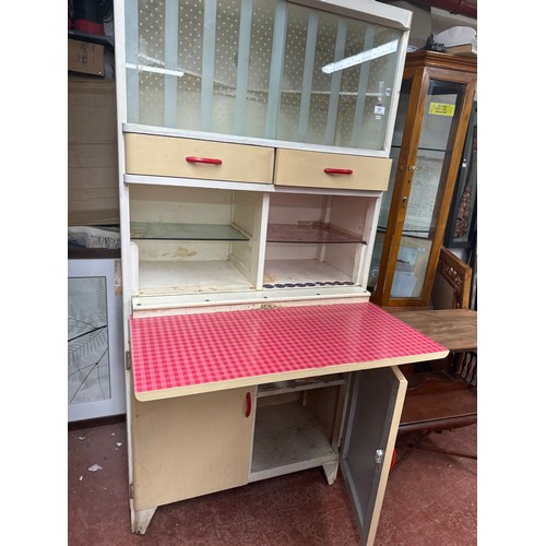 30 - RETRO KITCHENETTE