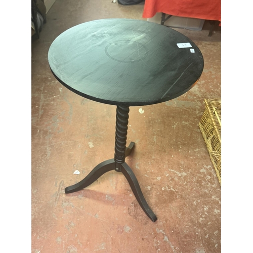 11 - TWIST LEG CIRCULAR OCCASIONAL TABLE