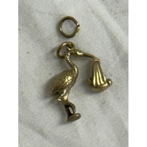 212 - 9ct GOLD 'STORK WITH BABY' CHARM/PENDANT(2.4gms)