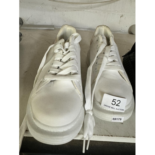 52 - PAIR OF DESIGNER TRAINERS(SZ 5)