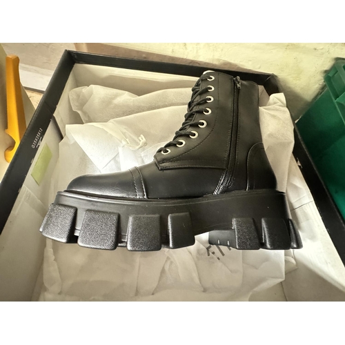 136 - BOXED PAIR OF 'PRETTY LITTLE THING' BOOTS (NEW SZ4)