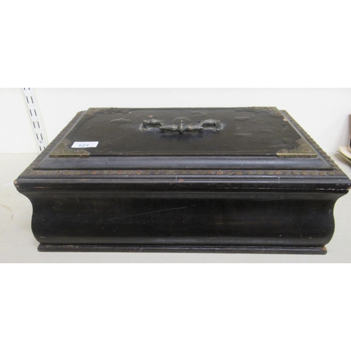 121 - Oriental collectables, viz. an antique box&nbsp; 6