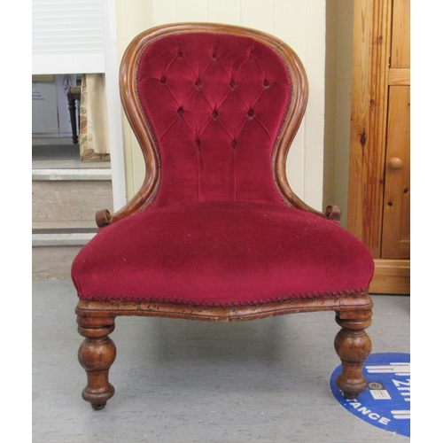 143 - A late Victorian mahogany showwood framed salon chair, the part button, red fabric covered back and ... 