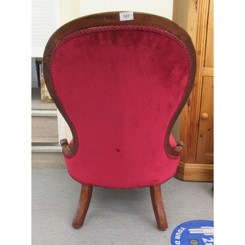 143 - A late Victorian mahogany showwood framed salon chair, the part button, red fabric covered back and ... 