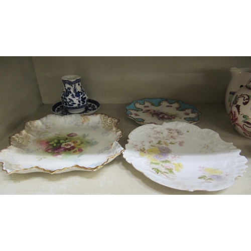 122 - Decorative ceramics: to include a Doulton Burslem china dish with a frilled edge  9