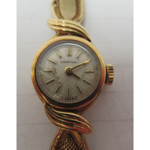 134 - A lady's 9ct gold cased bracelet watch, faced by a baton dial 