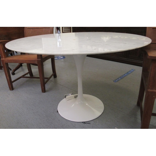 335 - In the manner of Eero Saarinen marble top dining table, raised on a white painted tulip design base ... 