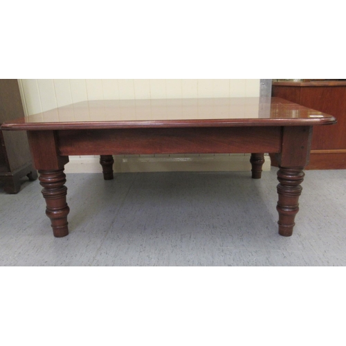 346 - A modern mahogany finished coffee table, raised on turned, tapered legs  18