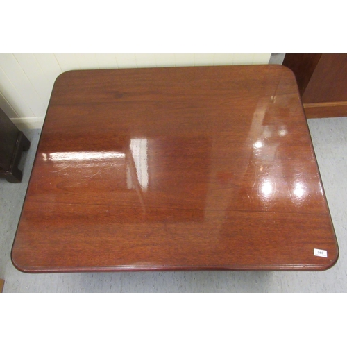 346 - A modern mahogany finished coffee table, raised on turned, tapered legs  18