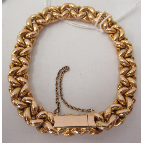 121 - A 15ct gold fancy link bracelet, on a bayonet clasp and safety chain