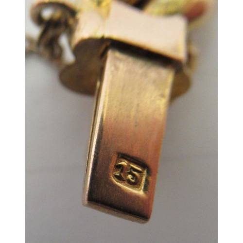 121 - A 15ct gold fancy link bracelet, on a bayonet clasp and safety chain