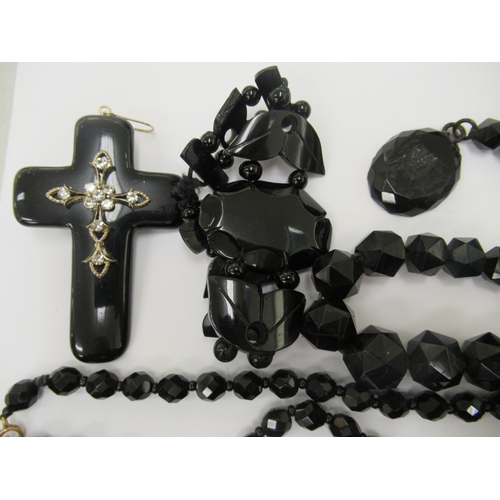 126 - Jet bead costume jewellery: to include a crucifix