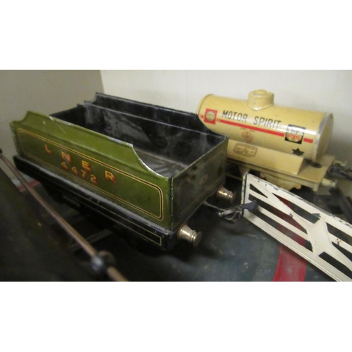 192 - 00 gauge model railway accessories: to include a Bowman live steam 4-4-0 locomotive 